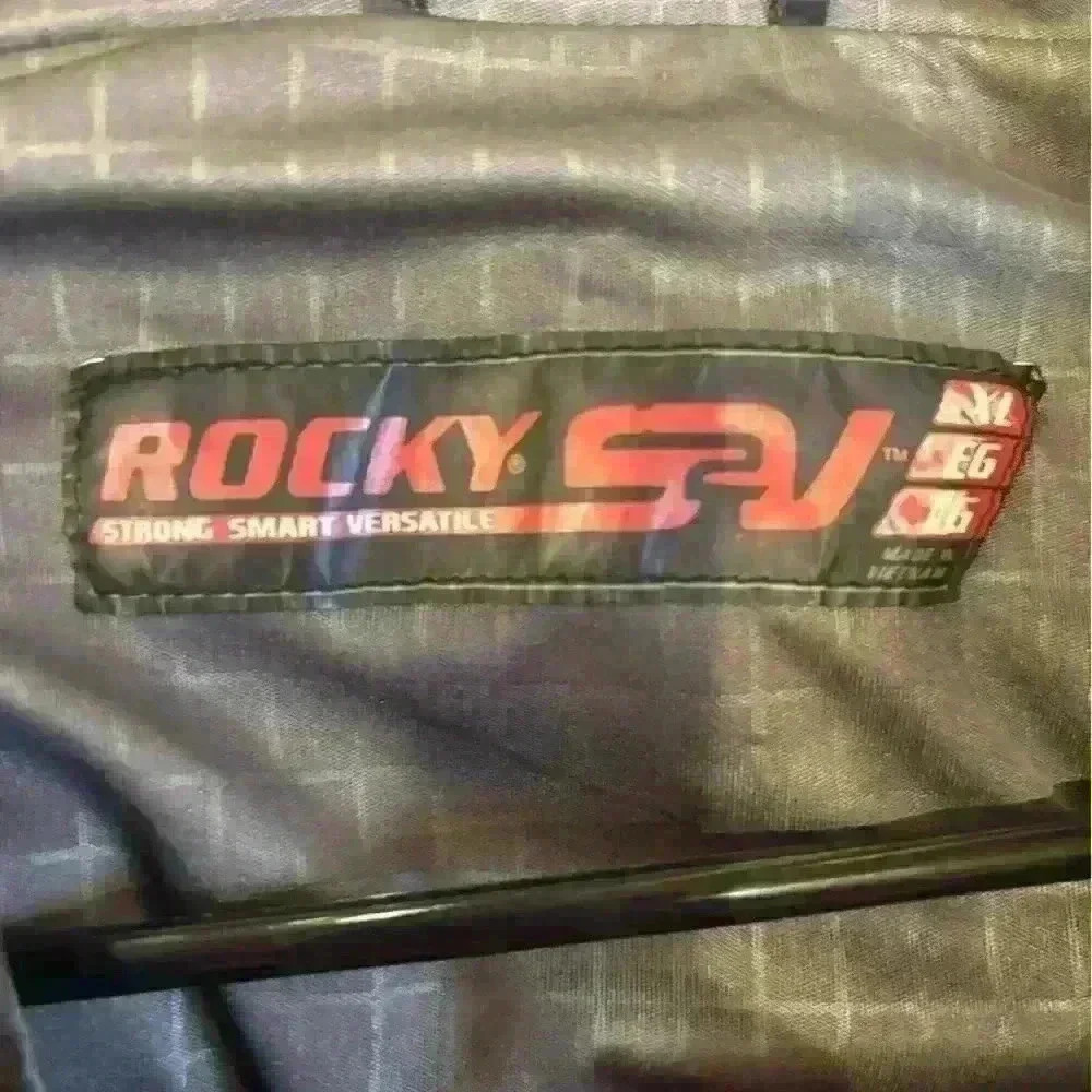 Rocky SP windbreaker in men’s size XL. In great condition. - Picture 3 of 3